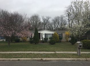 649 Ridgewood Dr, Vineland, NJ 08361