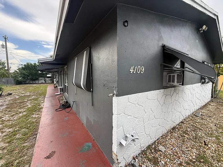 4109 SW 24th St — Photo 1