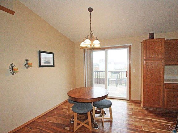 5th image of 603 Honeysuckle Dr