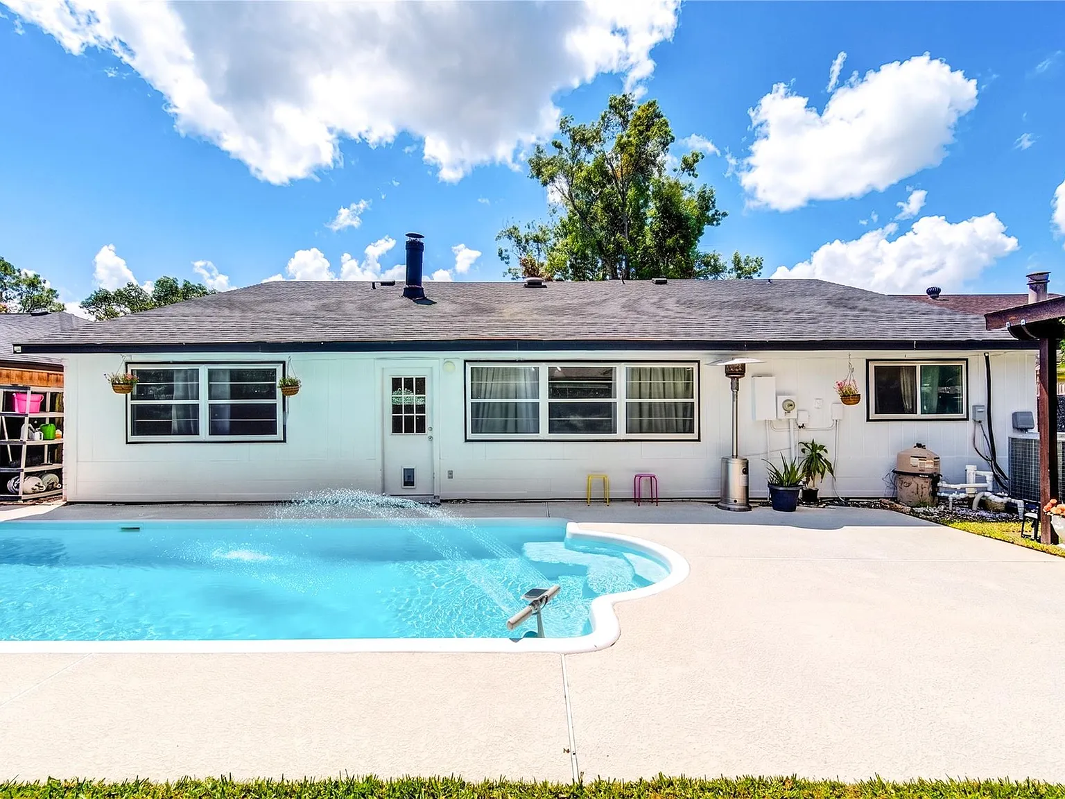 4 bed, 2.0 bath, 2160 sqft, $2,300 — Photo 3