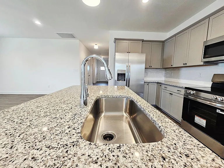 283 Crowville St — Photo 4