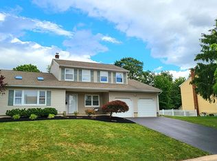 9 Rochelle Dr, Kendall Park, NJ 08824