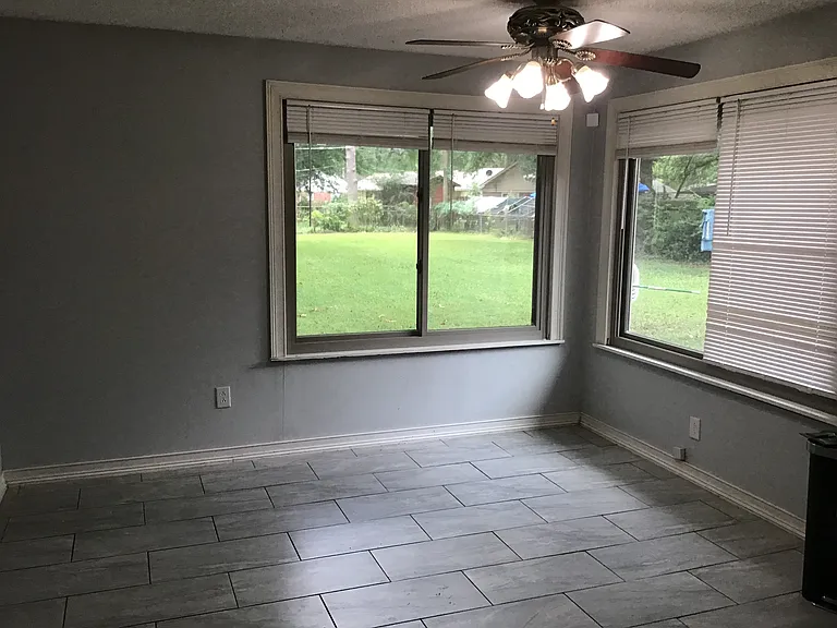 612 N Roselawn Dr — Photo 2