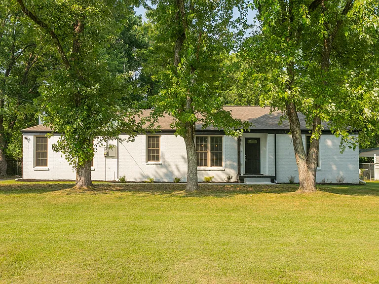 1229 Berwick Trl — Photo 2