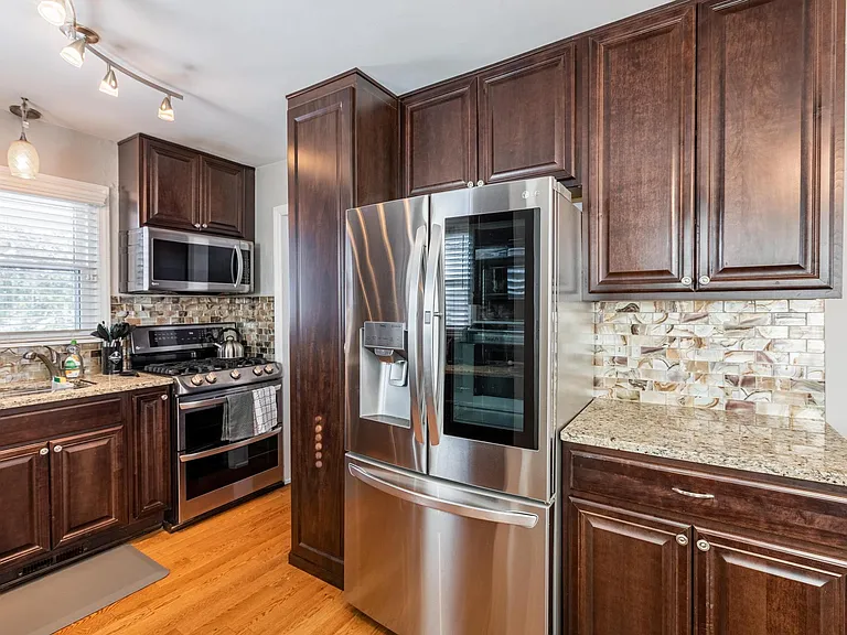 575 Blunk St — Photo 11