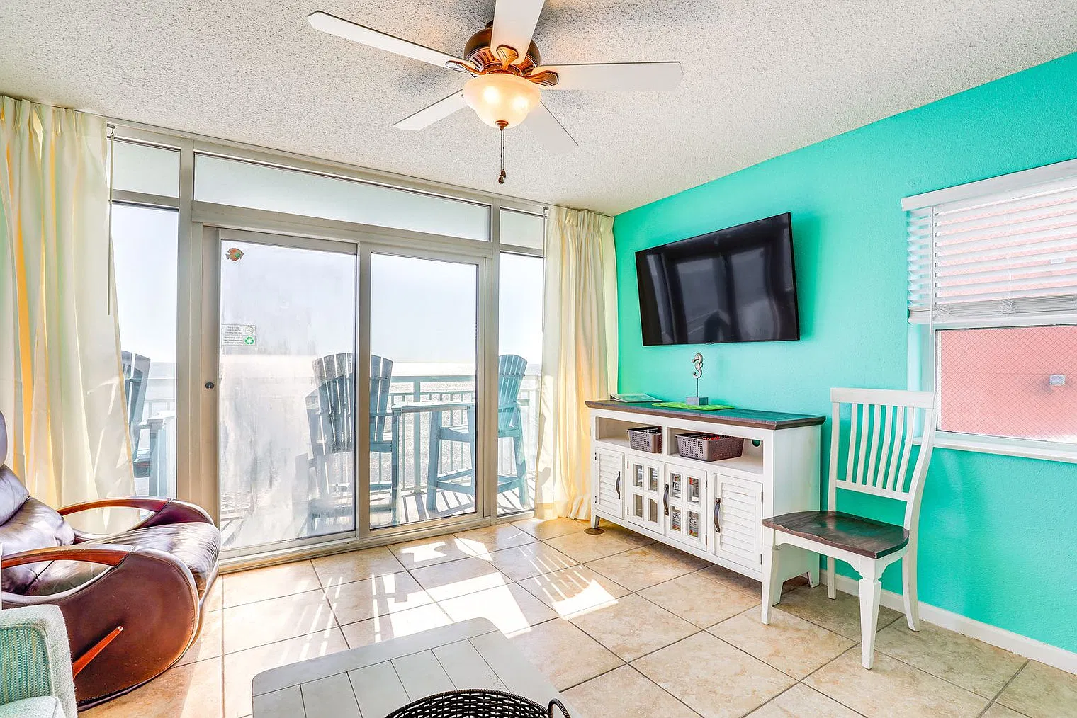 2 bed, 2.0 bath, 990 sqft, $3,977 — Photo 4