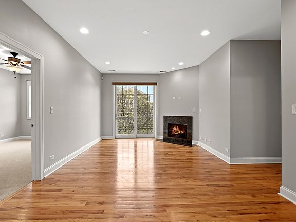 3rd image of 4616 N Kenmore Ave APT 302