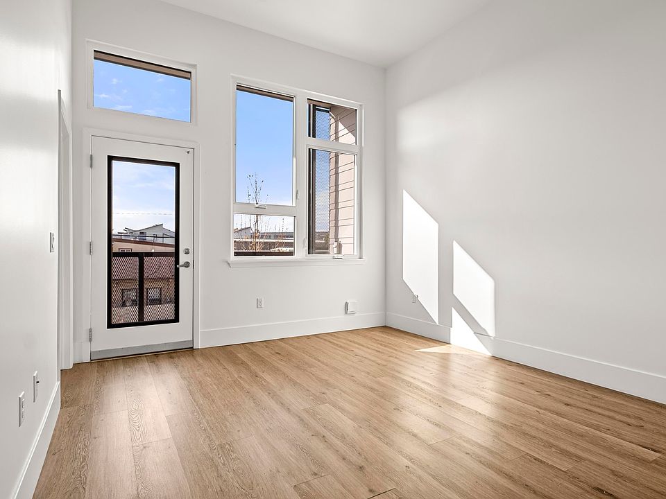 1st image of 1545 32nd St #210