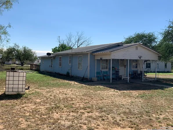 1808 Grand Ave, Big Wells, TX 78830