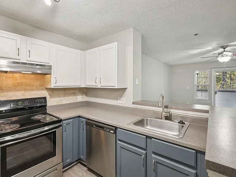 Radbourne Lake Apartments — Photo 8