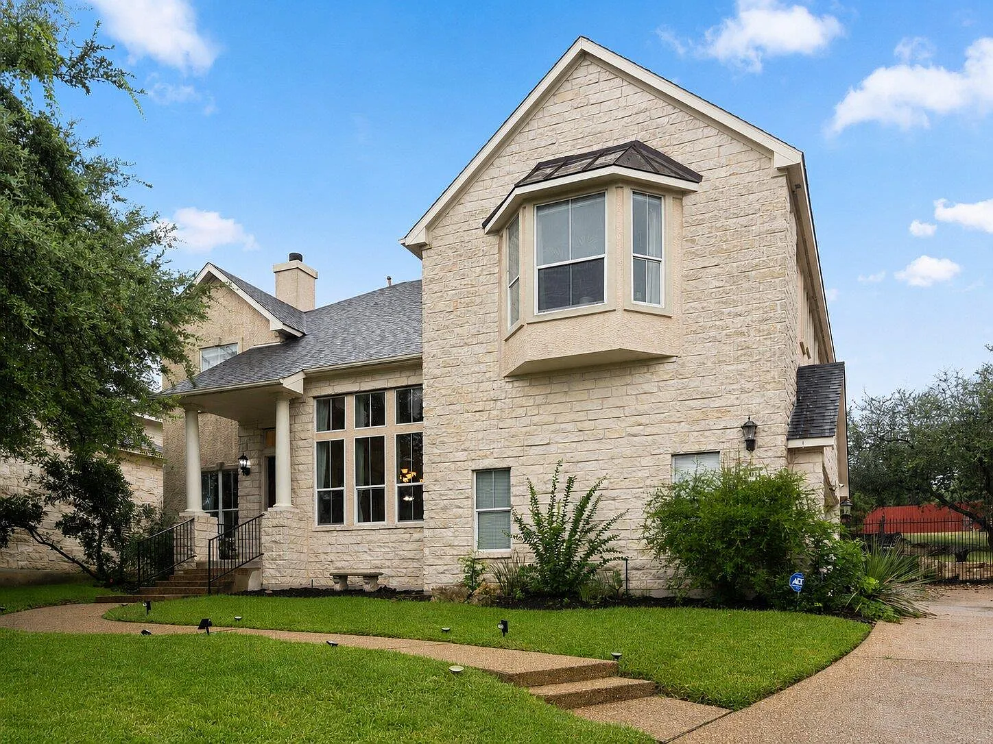 4 bed, 3.0 bath, 3418 sqft, $4,275 — Photo 2