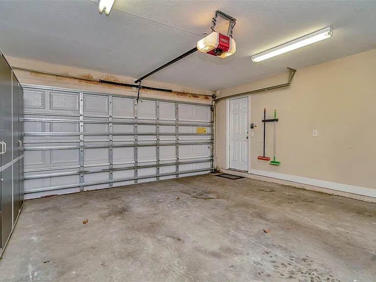 3213 Marcellus Cir — Photo 32