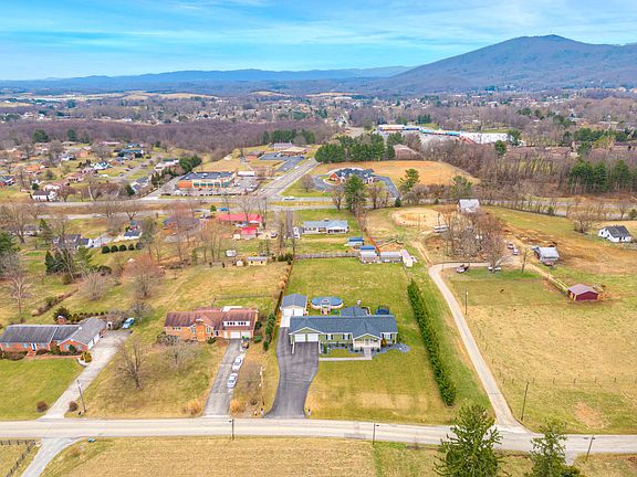 3rd image of 2040 Pleasant Hill Dr
