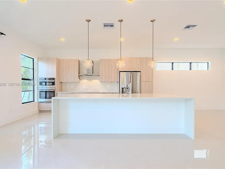 1427 SW 23rd St — Photo 9