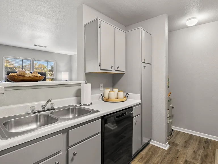 Sunset Pointe Apartments — Photo 42
