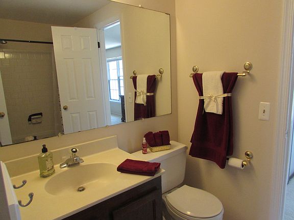 Upstairs main full bath