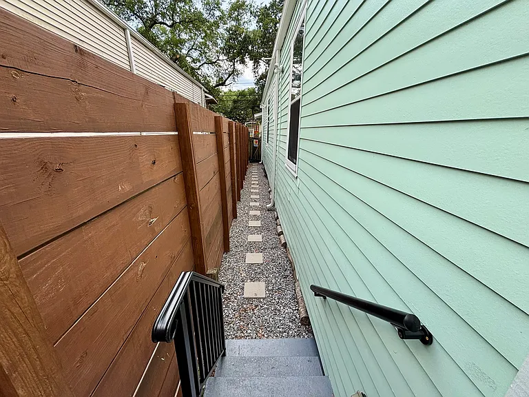2923 Banks St — Photo 14