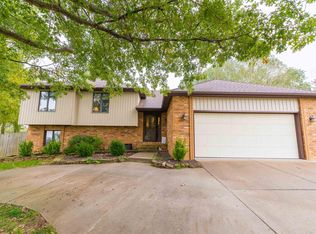 2050 N Carriage Dr, Nixa, MO 65714
