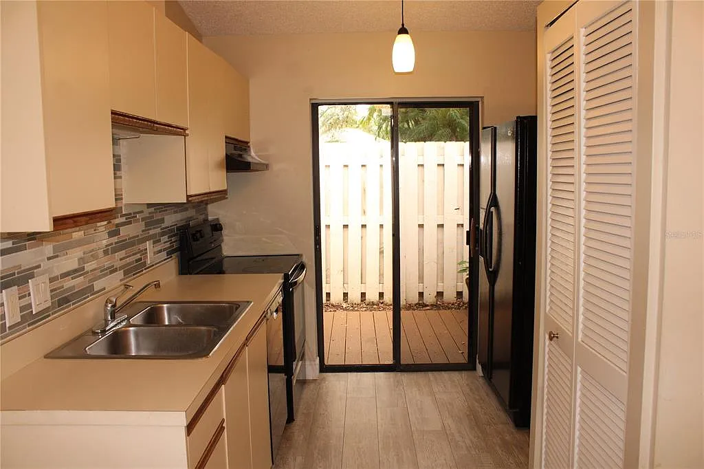 2 bed, 2.0 bath, 722 sqft, $1,995 — Photo 3