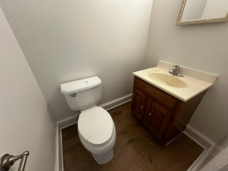 306 E St NE — Photo 14