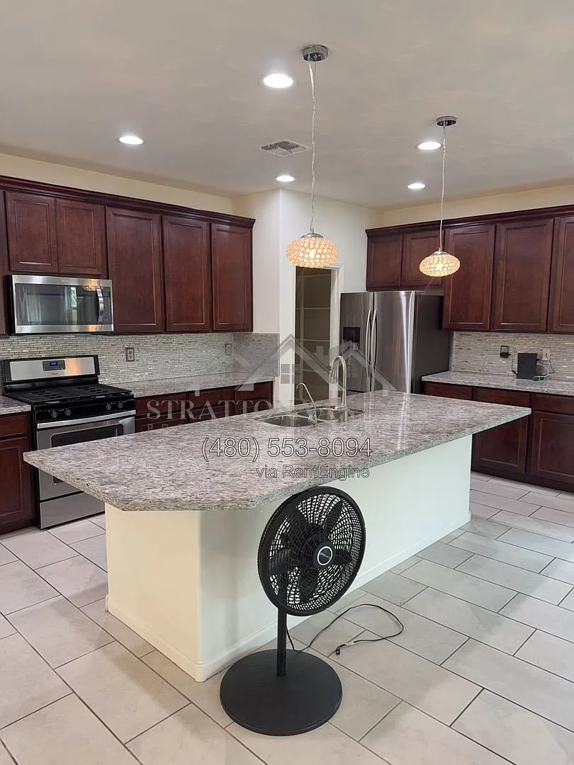 5 bed, 3.0 bath, 2746 sqft, $2,750 — Photo 2