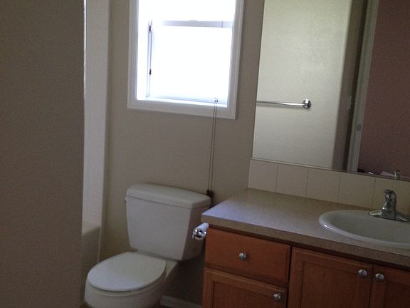Bathroom between bedroom 2&3