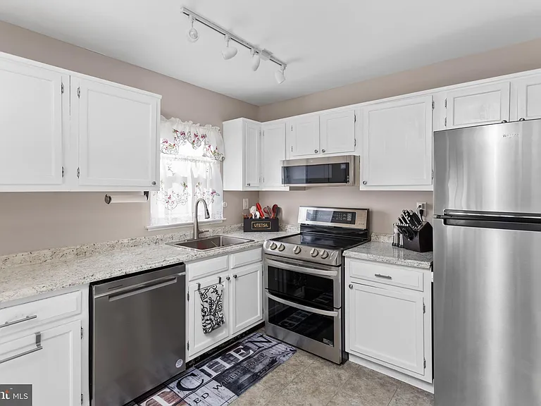 224 Huntington Dr — Photo 15
