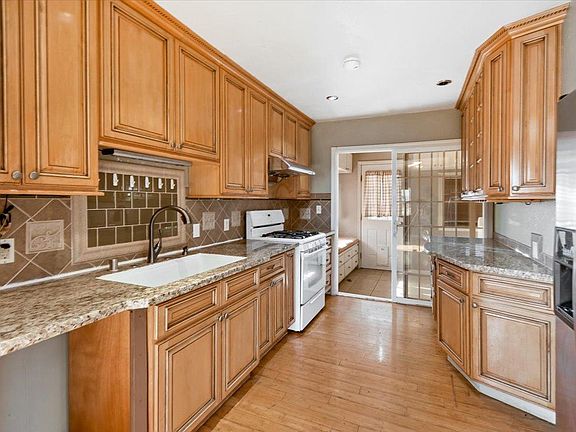 3rd image of 798 Goettingen St