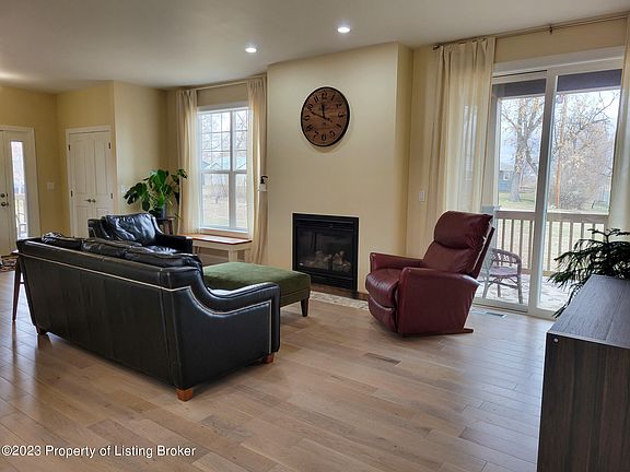 4th image of 466 2nd Ave NE