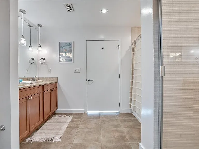 525 E Jackson St #P — Photo 38
