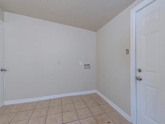 3rd image of 9425 Sierra Dr