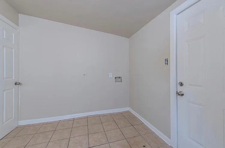 9425 Sierra Dr — Photo 3