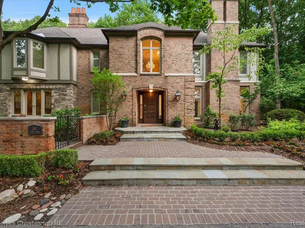 347 Pine Ridge Dr, Bloomfield Hills, MI 48304