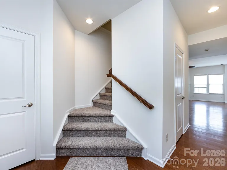 2436 Silverthorn Dr — Photo 4