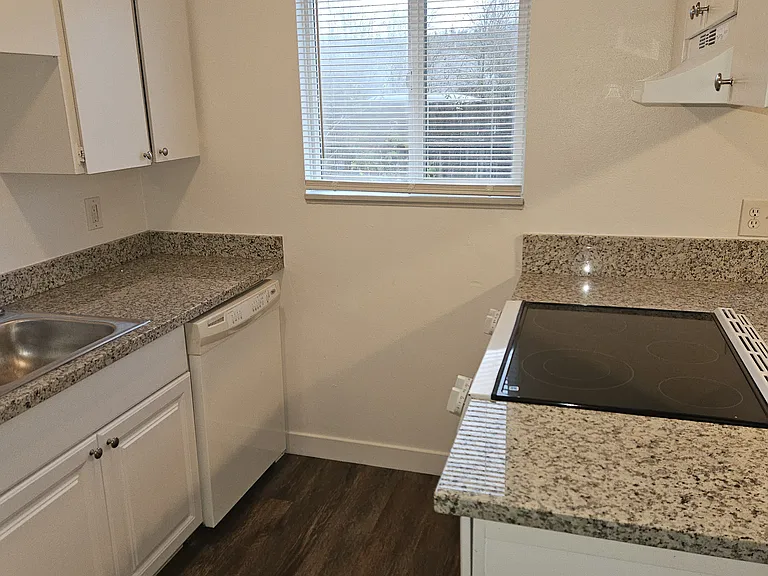 Country Lane Apartments — Photo 29