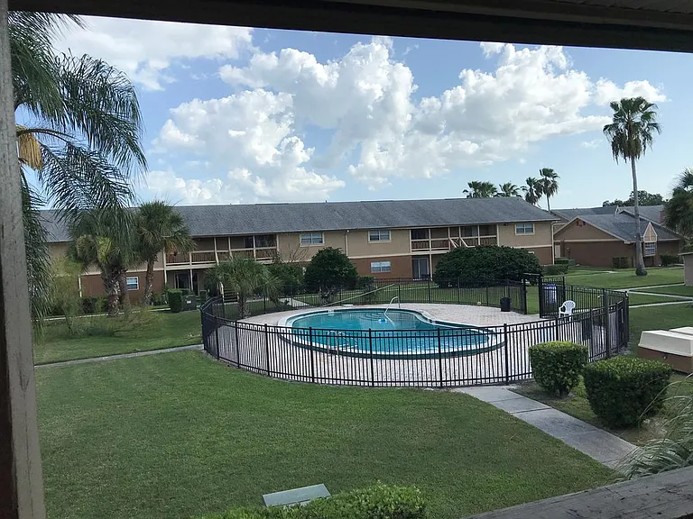 207 Bristol Ln — Photo 3