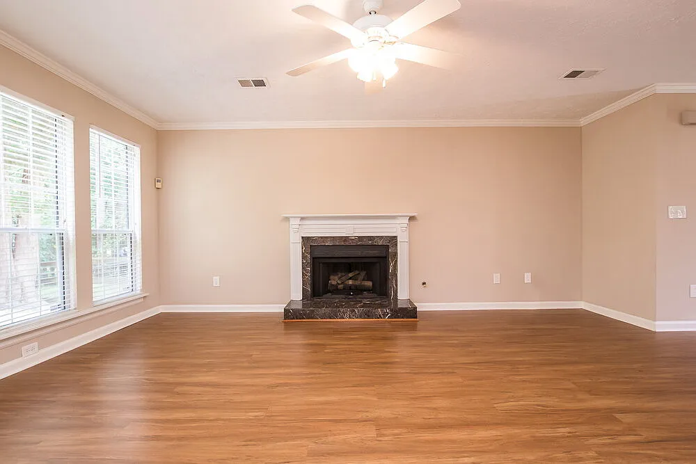 3 bed, 2.0 bath, 1620 sqft, $2,335 — Photo 2