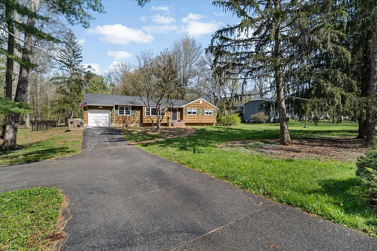 4 bed, $5,200 — Photo 2