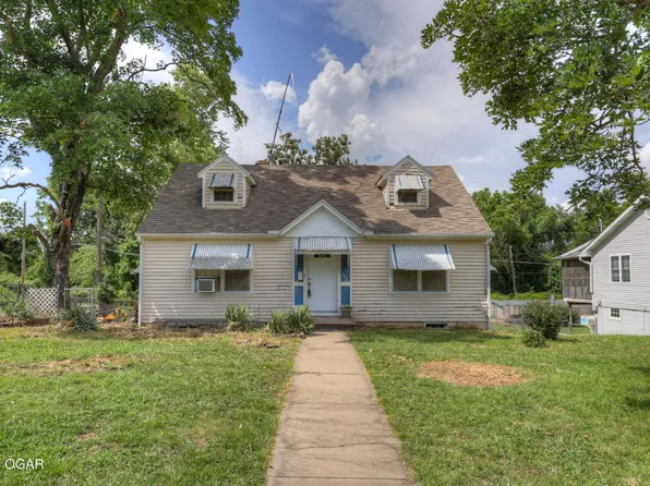 1415 Olive St, Carthage, MO 64836