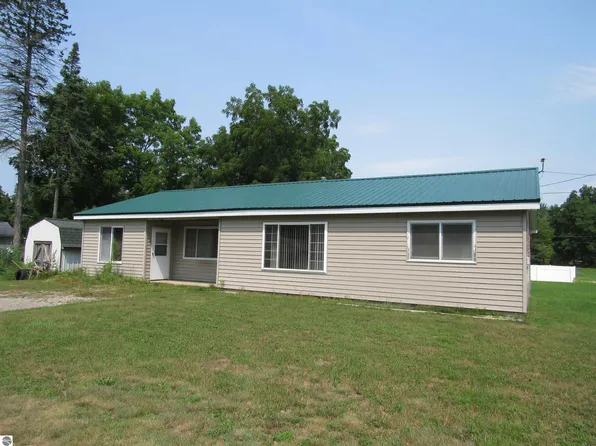 902 4th St, Tawas City, MI 48763