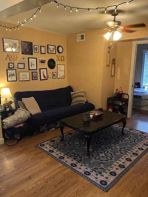Building Photo - 3250 N Seminary Ave #2R