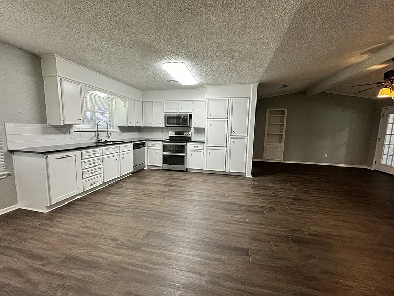 140 Towne West Dr — Photo 15