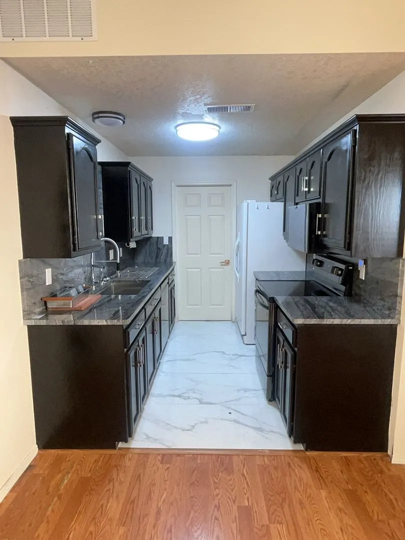 3 Bedroom, 2 Bathroom Home! Schedule a Showing! — Photo 4