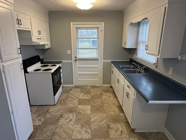 1711 Rose Hill Ct — Photo 4