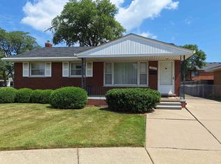 19613 Lancaster St, Harper Woods, MI 48225