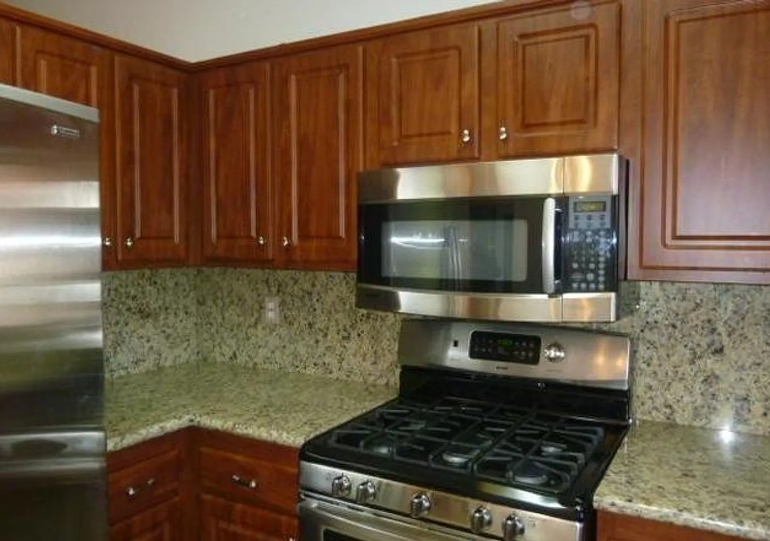 Beautiful 2-bed, 2-bath upper level Condo in West Hills — Photo 4