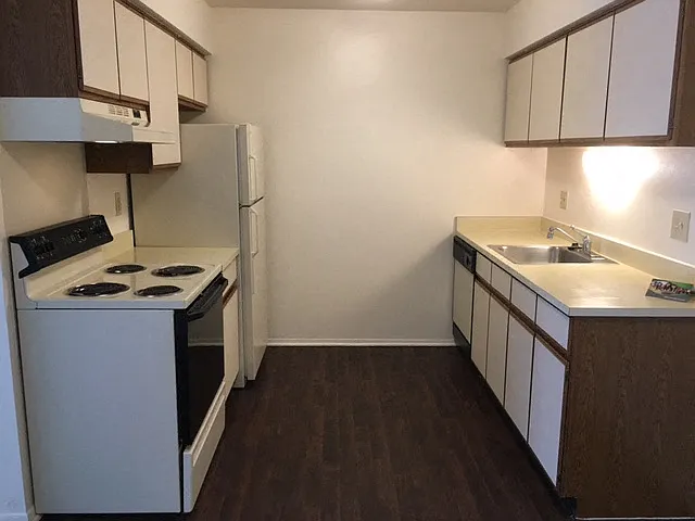 Lakeside Village Apartments — Photo 168