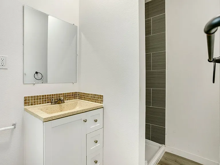 450 SE 5th Ave — Photo 7