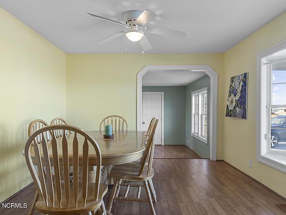 5th image of 240 Bayview Dr
