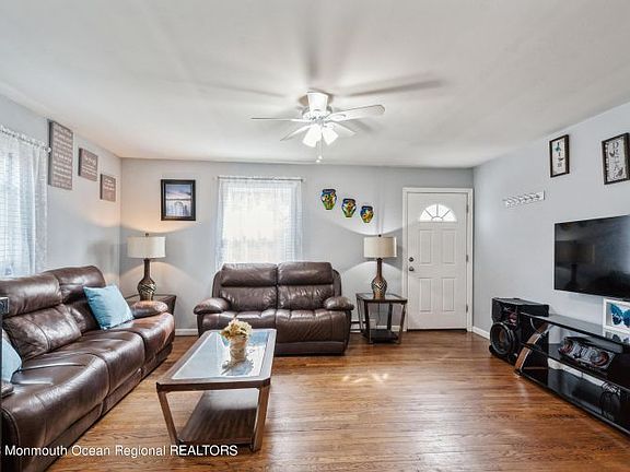 4th image of 932 Gilbert Ave